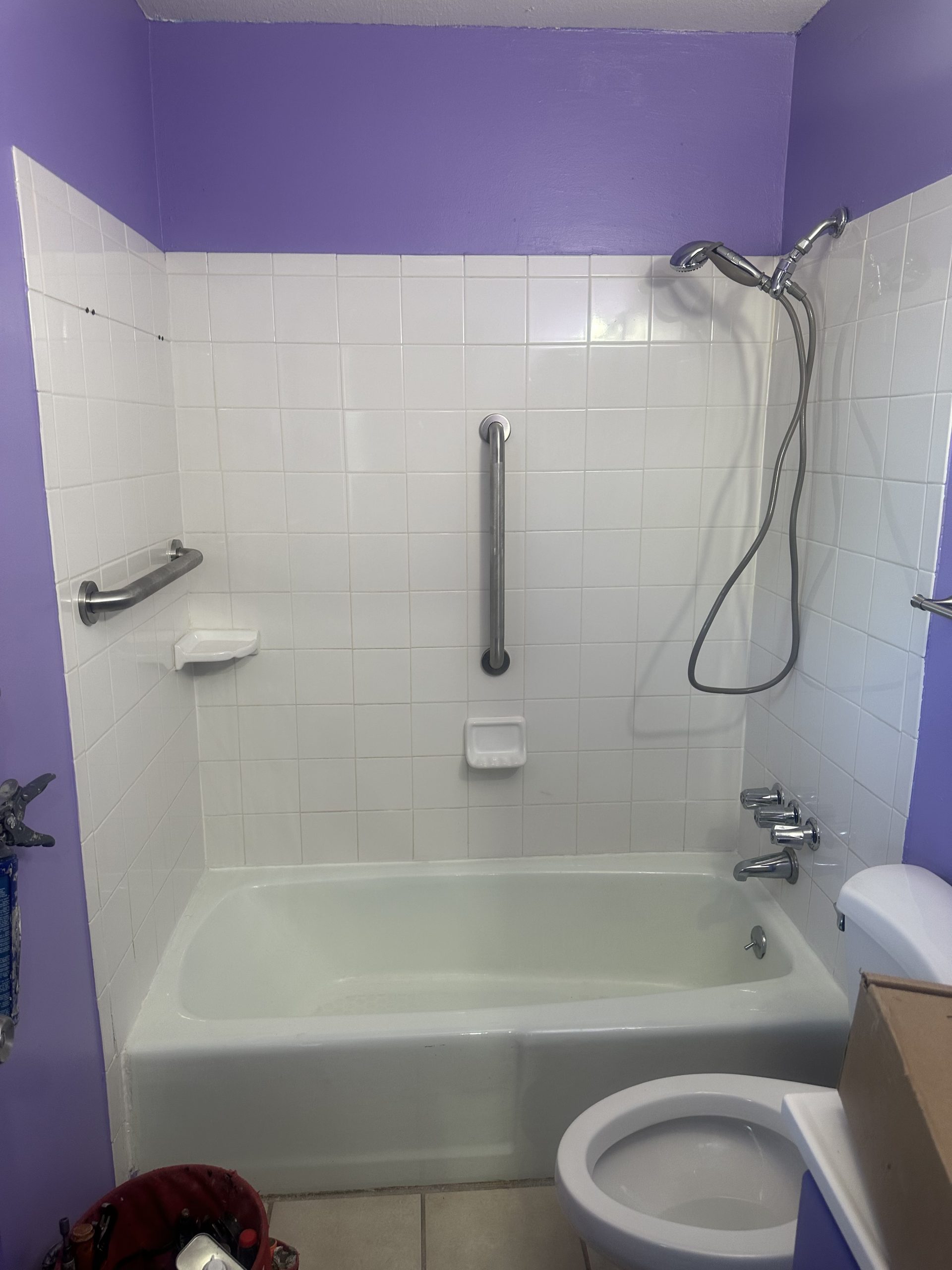 Old bathroom in need of bathtub replacement - Turnkey Bathtubs
